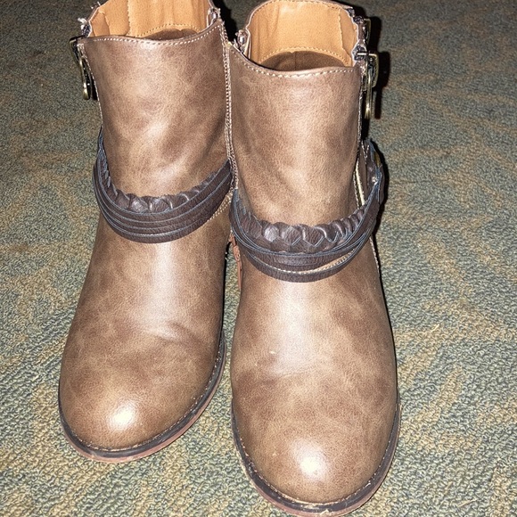 Cute booty - Picture 2 of 2